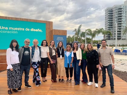 De izquierda a derecha: Camila Pose, Adrián Paiva, Stefi Jaugust, Sofi Mastai, Lucrecia Cornejo, Angie Braun, Adriana Carambia, Valeria Fucks, Rosario López Ercoli, Agustina Mazzocco y Federico Villarino.