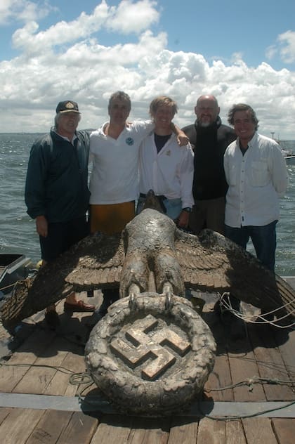 De izquierda a derecha: Capitán Alberto Braida, Buzo Héctor Bado, Arqueólogo Mensun Bound, Buzo Sergio Pronzuk y
Alfredo Etchegaray, director del proyecto