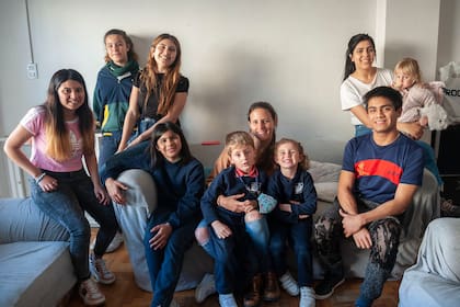 De izquierda a derecha: Carmen (20), Abigail (12), Celi (22), Antonela (10), Baldomero (5), Emilia (3), Patricia (19), Jose (16) y Federica (2); faltaba Guanda (14), que el día de las fotos no estaba.