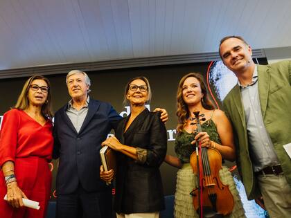 De izquierda a derecha, Carmen Posadas, Alejandro Roemmers, María Dueñas, la violinista Rocío Medina y Raúl Tola