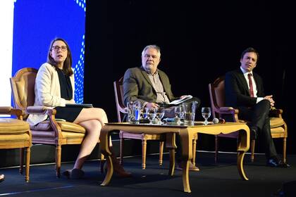 De izquierda a derecha: Carolina Álvarez, editora de Internacionales de El Mercurio; Ascanio Seleme, columnista de O Globo; José del Rio, Director de Contenidos y Secretario General de Redacción de LA NACION