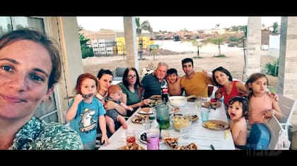 De izquierda a derecha: Dana Silberman, Ariel Bibas, Shiri Silberman, Kfir Bibas, Margit Shnaider y José Luis Silberman, junto a otros familiares.