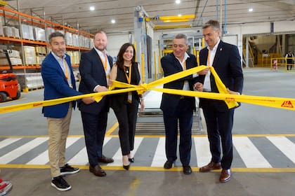 De izquierda a derecha: Daniel Monteiro, área manager Latam Sur de Sika; Mike Campion; presidente Región Américas de Sika; Sol Dieguez, gerente de Planta de Puerto Tirol; Oscar Baccaro, gerente general de Sika Argentina y Leandro Zdero, gobernador del Chaco.