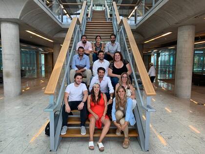 De izquierda a derecha, de abajo a arriba, los 11 diputados sub 35 de Juntos por el Cambio: Ignacio Torres, Josefina Mendoza, Ximena García, Juan Martín, Jimena Latorre, Martín Medina, Alejandro Cacace, Dina Rezinovsky, Federico Frigerio, Camila Cresimbeni, Martín Maquieyra.