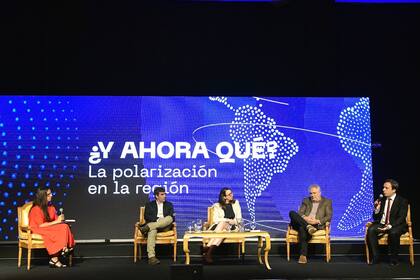 De izquierda a derecha: Déborah Friedmann, coordinadora de redacción de El País; Martín Aguirre, director de redacción de El País; Carolina Álvarez, editora de Internacionales de El Mercurio; Ascanio Seleme, columnista de O Globo; José del Rio, Director de Contenidos y Secretario General de Redacción de LA NACION