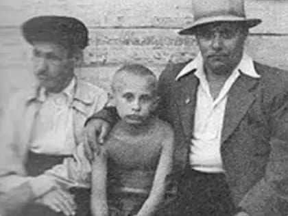 De izquierda a derecha, el abuelo Spiridon, Vladimir y Vladimir Spiridonovich Putin, el padre de Volodia
