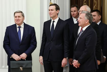 De izquierda a derecha, el asesor presidencial ruso de política exterior Yuri Ushakov, a la izquierda, Jared Kushner, yerno de presidente de Estados Unidos, el enviado especia de EEUU Steve Witkoff, al frente a la derecha y el director general del Fondo Ruso de Inversión Directa y representante presidencial de Cooperación Económica e Inversión con Países extranjeros, Kirill Dmitriev, en el Kremlin, Moscú, Rusia, el martes 2 de diciembre de 2025