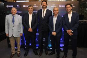 De izquierda a derecha: el embajador Enciso; el alcalde Javier Carballa; el intendente Martín Yeza; Rolando Rozenblum, presidente de la Cámara De Maldonado/Punta del Este; y Juan Ibarburen secretario de turismo de Pinamar.