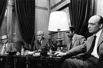 De izquierda a derecha: el ministro del Interior Arturo Mor Roig, el presidente Agustín Lanusse, el Secretario de Prensa presidencial Edgardo Sajón y el ministro de Bienestar Social, Francisco 'Paco' Manrique