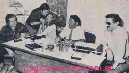 De izquierda a derecha: el modisto Oscar Toledo, Oscar Viale, Haydée Padilla. Héctor Maselli y Sergio De Cecco, el equipo de producción del programa Almorfando con la Chona en 1973, parodia del de Mirtha Legrand.