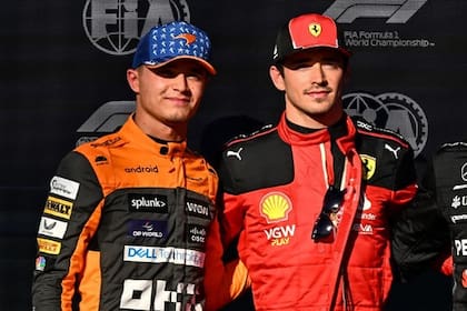 (De izquierda a derecha) El piloto británico de McLaren, Lando Norris, junto con Charles Leclerc, posan después de la sesión de clasificación para el Gran Premio de Fórmula Uno de Estados Unidos de 2023