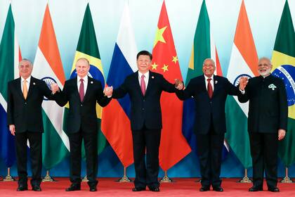 De izquierda a derecha, el presidente brasileño Michel Temer, el presidente ruso Vladímir Putin, el presidente chino Xi Jinping, el presidente sudafricano Jacob Zuma y el primer ministro indio Narendra Modi posan para una foto de grupo durante la cumbre de los BRICS en el Centro Internacional de Conferencias y Exposiciones de Xiamen, el 4 de septiembre de 2017, en Xiamen, China.