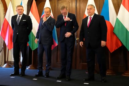 De izquierda a derecha, el primer ministro de Eslovaquia, Robert Fico; el de Polonia, Donald Tusk; el de República Checa, Petr Fiala, y el de Hungría, Viktor Orban, posan para una foto durante su reunión en Praga, República Checa, el 27 de febrero de 2024. (AP Foto/Petr David Josek)