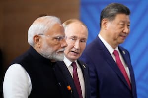 De izquierda a derecha, el primer ministro de India, Narendra Modi, el presidente de Rusia, Vladímir Putin, y el presidente de China, Xi Jinping, antes de la sesión plenaria de Kazán, Rusia, el miércoles 23 de octubre de 2024. (AP Foto/Alexander Zemlianichenko, Pool)