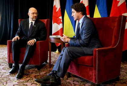 De izquierda a derecha, el primer ministro de Ucrania, Denys Shmyhal, junto a Justin Trudeau, primer ministro de Canadá