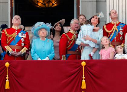 De izquierda a derecha, el príncipe Andrés de Gran Bretaña, la reina Isabel, Meghan duquesa de Sussex, el príncipe Carlos, el príncipe Harry, Kate duquesa de Cambridge y el príncipe Guillermo asisten a la ceremonia anual Trooping the Colour en Londres, el 9 de junio de 2018