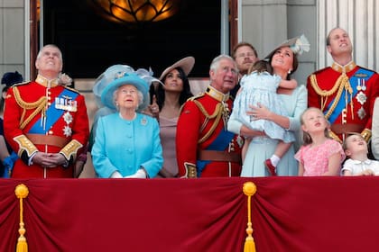 De izquierda a derecha, el príncipe Andrés, la reina Isabel, Meghan, el príncipe Carlos, el príncipe Harry, Kate y el príncipe Guillermo en la ceremonia anual Trooping the Colour en Londres, el 9 de junio de 2018