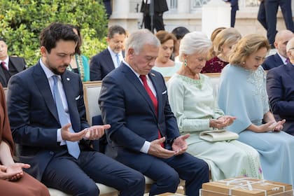 De izquierda a derecha, el príncipe heredero Hussein, el rey Abdalá y la
princesa Muna (la madre del monarca) durante la ceremonia Katb Al-Kitab,
como se conoce al acto religioso que une legalmente en matrimonio islámico.