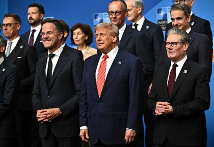 De izquierda a derecha, el secretario general de la OTAN, Mark Rutte, el presidente estadounidense Donald Trump y el primer ministro británico, Keir Starmer, posan con líderes de países miembros de la OTAN en la cumbre de la alianza en La Haya, Holanda, el miércoles 25 de junio de 2025.