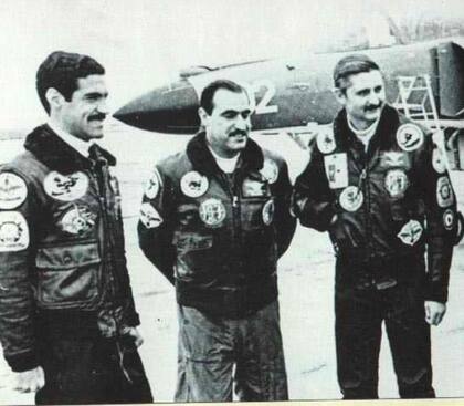 De izquierda a derecha: el teniente de Fragata Juan José Rodríguez Mariani, el capitán de Corbeta Roberto Curilovic y el capitán de Corbeta Jorge Colombo, comandante de la escuadrilla