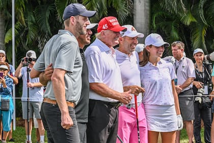 De izquierda a derecha: Eric Trump, Brooks Koepka, Donald Trump, Sergio García y Kai Trump posan en el Trump National Doral de Miami