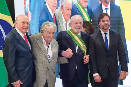 De izquierda a derecha: Ex mandatarios de Uruguay Julio María Sanguinetti y José Mujica, el Presidente de Brasil Luiz Inácio Lula da Silva y el Presidente de Uruguay Luis Lacalle Pou. Foto por Sergio Lima / AFP via Getty.