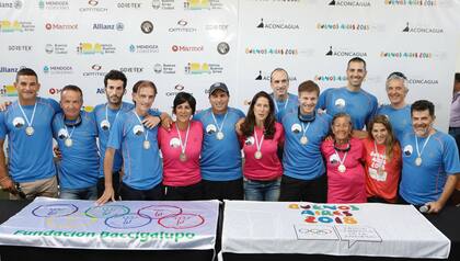 De izq a der: Ezequiel Baraja, Peter Czanyo, Álvaro Casillas, Fernando Pedro Marino, María del Pilar Pereyra, Silvio Velo, Pinky Zuberbuhler (nutricionista), Matías Gutiérrez Moyano (Project manager), Pablo Giesenow, Santiago Arce (médico), Elisa Sampietro de Forti, Paula Pareto y Julián Weich