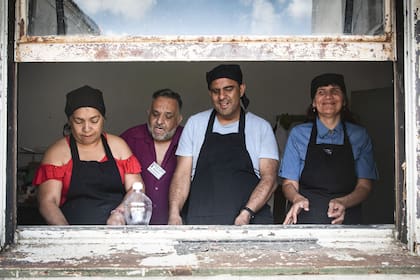 De izquierda a derecha, Fabiana, Maximiliano (profe de cocina), Leandro y Roxana en el taller de cocina del Román Rosell