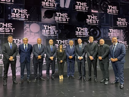 De izquierda a derecha: Federico Beligoy (director nacional de arbitraje), Donato VIllani (médico de la AFA), Fernando Isla Casares (asesor de protocolo y ceremonial de AFA), Luciano Nakis (prosecretario general de la AFA), María Sylvia Jiménez, Claudio "Chiqui" Tapia, Gianni Infantino, Javier Méndez Cartier (presidente de Excursionistas), Cristian Malaspina (presidente de Argentinos Juniors) y Pablo Vázquez (asesor de seguridad de AFA)