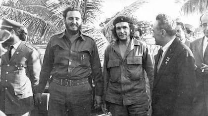 De izquierda a derecha, Fidel Castro, Ernesto "Che" Guevara y Anastas Mikoyan en la visita que aceleró el desencuentro entre Washington y La Habana.