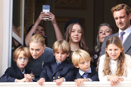 De izquierda a derecha: Francesco, Beatrice Borromeo y Maximilian Casiraghi; Stefano e India
Casiraghi. Atrás, Alexandra de Hannover, la princesa Carolina y Pierre Casiraghi