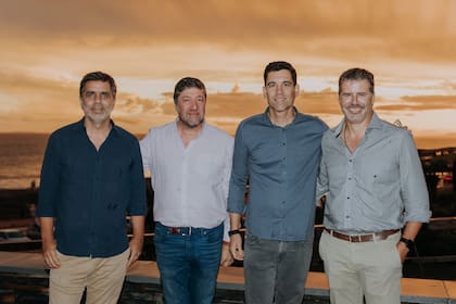 De izquierda a derecha: Francisco Jorge, socio del proyecto; Alejandro Prieto, director de Producción de Altius Group; Josef Preschel, director general de Altius Group; Francisco Ferres, gerente de Proyectos de Punta del Este.