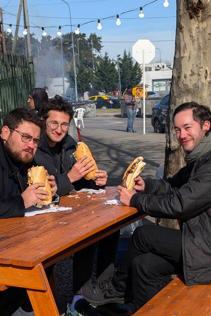De izquierda a derecha: Furkan Edip Pehlivanli (Turquía), Zachary Rapaport (EE.UU.) y Brian Kohan (Argentina) recorren la zona sur de la ciudad