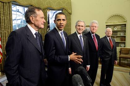 De izquierda a derecha: George H.W. Bush; el presidente electo Barack Obama; el presidente George W. Bush; Bill Clinton; Carter.