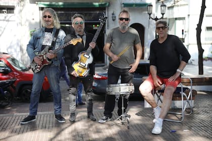 De izquierda a derecha: Harry Barcia, cantante y guitarrista; Pablo Kraus, bajista y cantante; Pablo García, baterista; y Rubén Darío