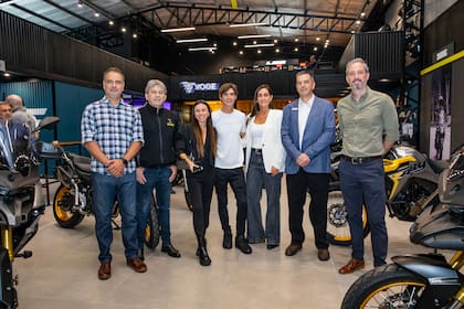 De izquierda a derecha: Javier Medina y Alberto Dominici, del departamento Comercial de Voge Argentina; Ailén Trejo, ejecutiva de Marketing; Juan Garbagnati, de Sport Motors Voge Quilmes; Carolina Maceda, gerente de Marketing en Voge Argentina; Roberto Maggiolo, gerente de Posventa en Grupo Gilera y Marcos D’Uva, representante comercial en Voge.
