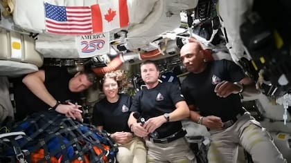 De izquierda a derecha: Jeremy Hansen, Christina Koch, Reid Wiseman y Victor Glover probaron cómo interactuaban los humanos con la nave espacial