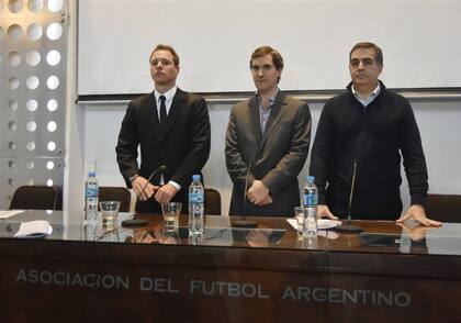 De izquierda a derecha: Jorge Brito (River), Mariano Elizondo y Carlos Montagna (Independiente)