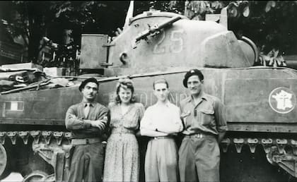 De izquierda a derecha: Josset, dos jóvenes y un camarada