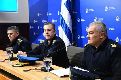 De izquierda a derecha: Juan Rodríguez Reina (director de Investigaciones de la Policía de Uruguay), Efraín Abreu (subdirector de la Policía) y Danilo Alzamendi (director de Interpol)