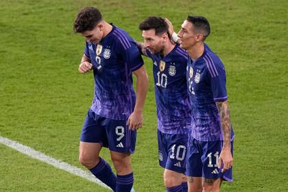 De izquierda a derecha, Julián Álvarez, Lionel Messi y Angel Di Maria festejan un gol por la selección de argentina ante Emiratos Árabes Unidos, durante un partido amistoso en Abu Dhabi, el miércoles 16 de noviembre de 2022 (AP Foto/Hussein Malla)