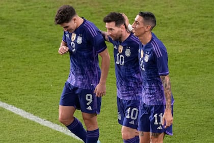 De izquierda a derecha, Julián Álvarez, Lionel Messi y Angel Di Maria festejan un gol por la selección de argentina ante Emiratos Árabes Unidos, durante un partido amistoso en Abu Dhabi, el miércoles 16 de noviembre de 2022 (AP Foto/Hussein Malla)