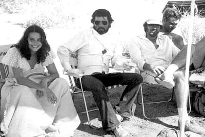 Karen Allen, George Lucas, Steven Spielberg y Harrison Ford, en el rodaje de Los cazadores del arca perdida