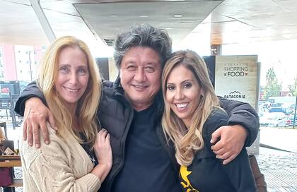 De izquierda a derecha: Karina Milei, Carlos Kikuchi y Romina Diez durante un acto en Santa Fe