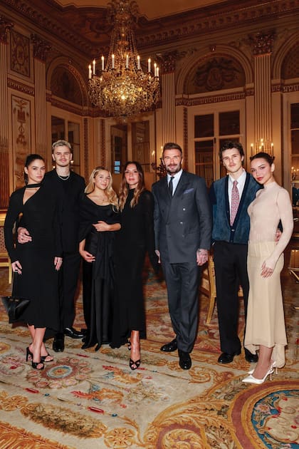De izquierda a derecha: Kim Turnbull, Romeo
Beckham, Harper Seven Beckham, Victoria, David,
Cruz Beckham y Jackie Apostel posaron en el
Ministerio de Cultura francés