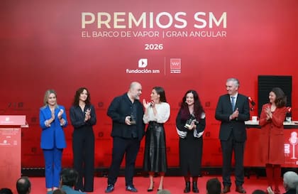 De izquierda a derecha: la ministra de Educación, Formación Profesional y Deportes, Milagros Tolón; la presidenta de la Comunidad de Madrid, Isabel Díaz Ayuso; el ganador del Premio SM El Barco de Vapor 2026, Josan Hatero; la reina Letizia; la ganadora del Premio SM Gran Angular 2026, Alba Quintas; el presidente de SM, José Manuel Cidad, y la directora de la Fundación SM, Mayte Ortiz