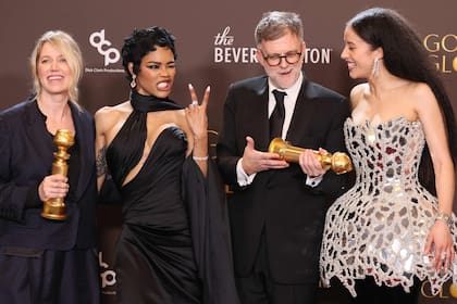 De izquierda a derecha, la productora Sara Murphy, la actriz Teyana Taylor, el director Paul Thomas Anderson y Chase Infiniti posan en la sala de prensa de los Globo de Oro