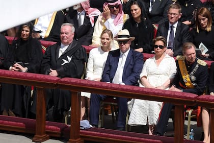 De izquierda a derecha: la reina Máxima, el fray John Dunlap, gran maestre de la orden de Malta, Charlene y Alberto de Mónaco, y Enrique, el gran duque de Luxemburgo, y su mujer, María Teresa, con un vestido de corte camisero de Natan (considerado inapropiado para este evento).