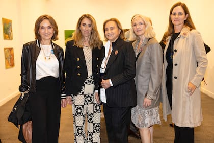 De izquierda a derecha: la vicepresidenta de Amigos de Bellas Artes, María Irene Pela Herrero, Mercedes Larreta, Teresa Bulgheroni; la artista gráfica Marius Riveiro Villar y la asesora de arte Cecilia Sartorius.