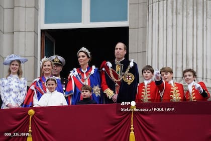 De izquierda a derecha: Lady Louis y su madre, la duquesa de Edimburgo, Timothy Lawrence, los príncipes de Gales, Lord Oliver Cholmondley, el príncipe George, Nicholas Barclay y, más abajo, la princesa Charlotte y el príncipe Louis. 